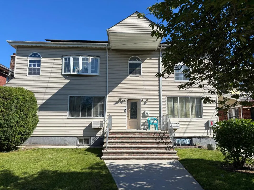 210-05 Hollis Avenue exterior