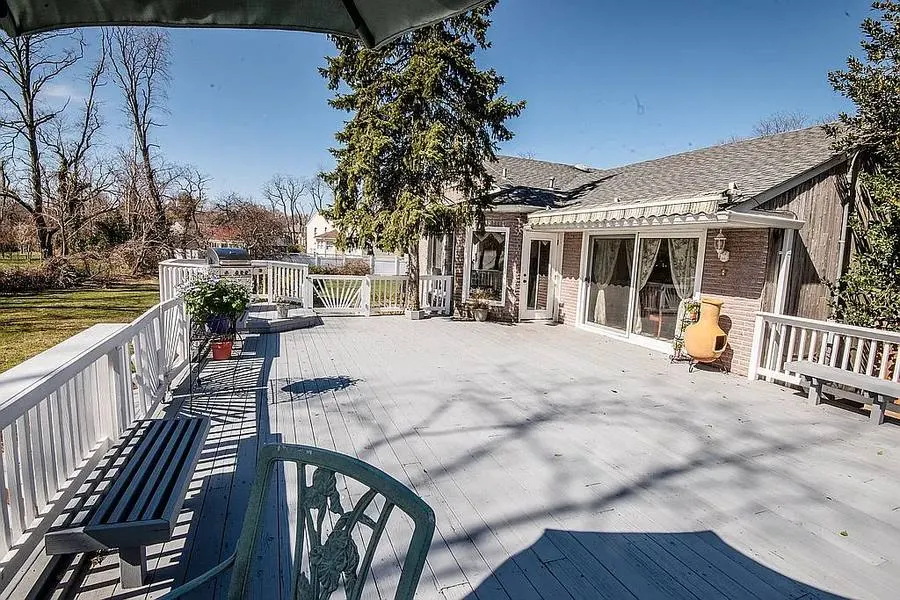 Expansive Deck